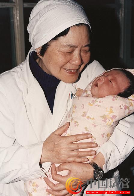 中国首例试管婴儿的缔造者(图1) 中国首例试管婴儿的缔造者(图1)