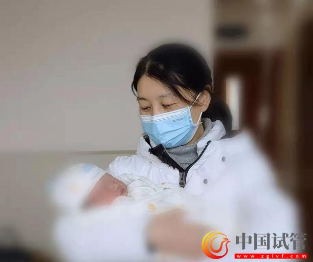 成都妇儿中心医院首例“第三代试管婴儿”降生(图1) 成都妇儿中心医院首例“第三代试管婴儿”降生(图1)