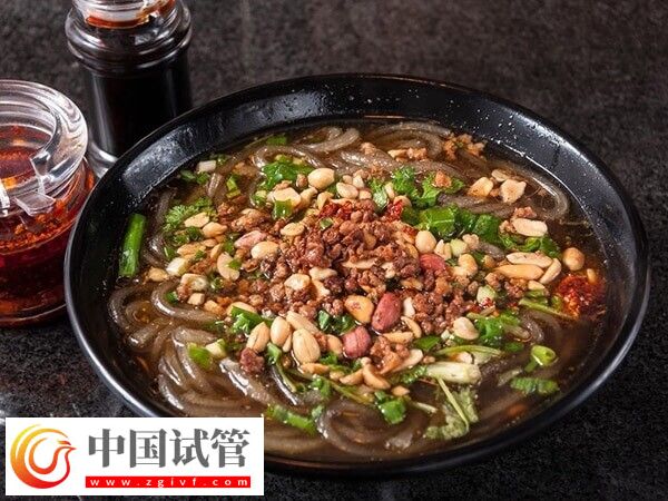 一般在试管婴儿移植之后,通常不建议患者过多食用冰淇淋,这是因为冰淇淋温度低,会对胃肠道产生强烈刺激,严重不利于身体的健康。其次子宫和肠道相邻,肠胃受到刺激后,可能会引起子宫收缩的风险,从而会对胚胎造成冲击,增加流产的风险,严重时甚至可能导致胚胎停止发育。 做试管不能吃冰淇淋 冻胚移植后吃冰淇淋会不会着床失败 在试管婴儿的胚胎移植后,饮食也是非常重要的,如果这个时候吃冰淇淋,那么无疑是最蠢的举动(图1) 冻胚移植后能不能吃酸辣粉(图1)
