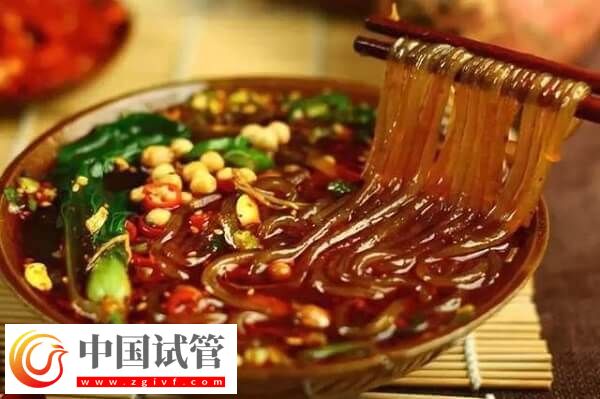 一般在试管婴儿移植之后,通常不建议患者过多食用冰淇淋,这是因为冰淇淋温度低,会对胃肠道产生强烈刺激,严重不利于身体的健康。其次子宫和肠道相邻,肠胃受到刺激后,可能会引起子宫收缩的风险,从而会对胚胎造成冲击,增加流产的风险,严重时甚至可能导致胚胎停止发育。 做试管不能吃冰淇淋 冻胚移植后吃冰淇淋会不会着床失败 在试管婴儿的胚胎移植后,饮食也是非常重要的,如果这个时候吃冰淇淋,那么无疑是最蠢的举动(图2) 冻胚移植后能不能吃酸辣粉(图2)