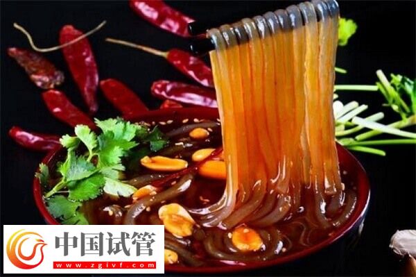 一般在试管婴儿移植之后,通常不建议患者过多食用冰淇淋,这是因为冰淇淋温度低,会对胃肠道产生强烈刺激,严重不利于身体的健康。其次子宫和肠道相邻,肠胃受到刺激后,可能会引起子宫收缩的风险,从而会对胚胎造成冲击,增加流产的风险,严重时甚至可能导致胚胎停止发育。 做试管不能吃冰淇淋 冻胚移植后吃冰淇淋会不会着床失败 在试管婴儿的胚胎移植后,饮食也是非常重要的,如果这个时候吃冰淇淋,那么无疑是最蠢的举动(图3) 冻胚移植后能不能吃酸辣粉(图3)